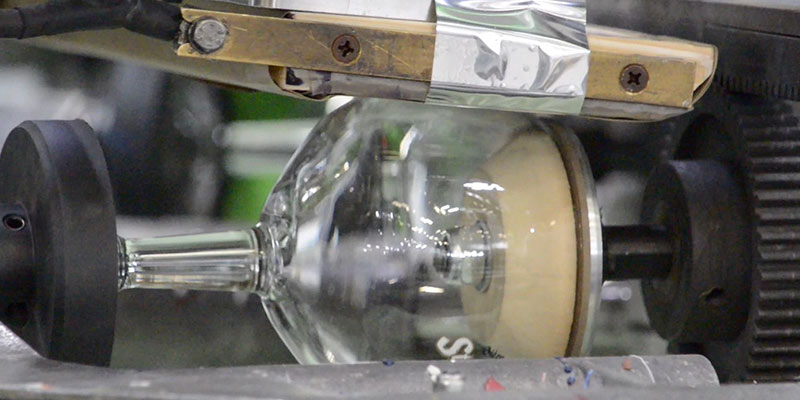 La storia della Vetreria di Borgonovo: dagli Anni ‘90 a oggi, tra innovazione e passione 6 serigrafia vetro fase decorazione decover